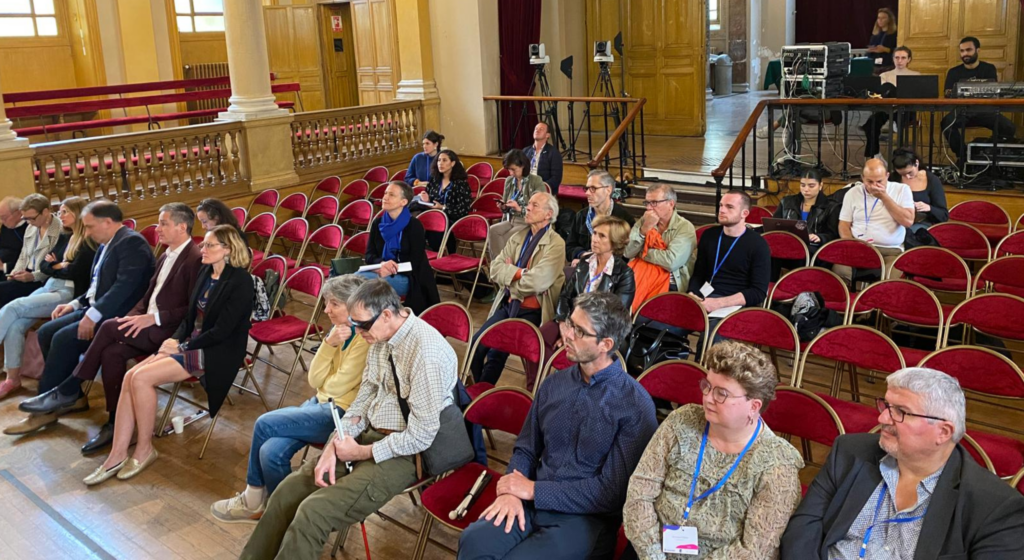 Photo du public dans la salle de l'INJA