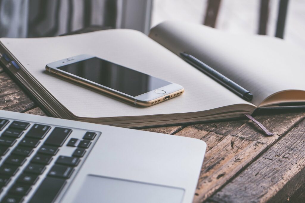 Entrepreneur handicapé, ordinateur et smartphone