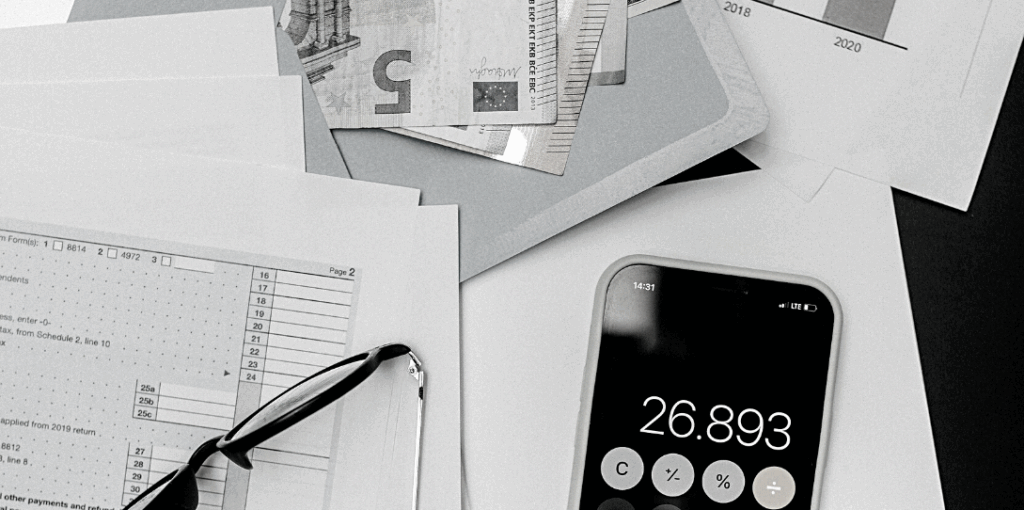 photo noir et blanc calculette et documents de travail