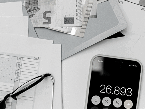 photo noir et blanc calculette et documents de travail