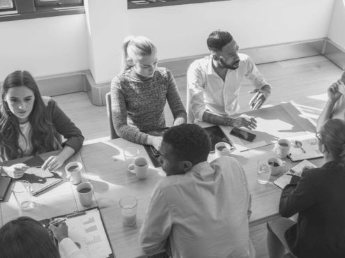 Personnes réunies autour d'une table pour une réunion professionnelle