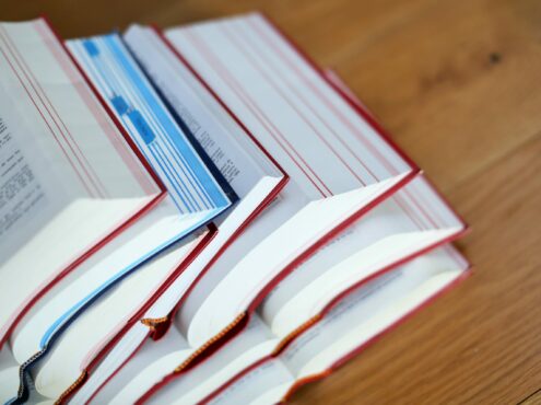 Image de livres empilés sur une table.