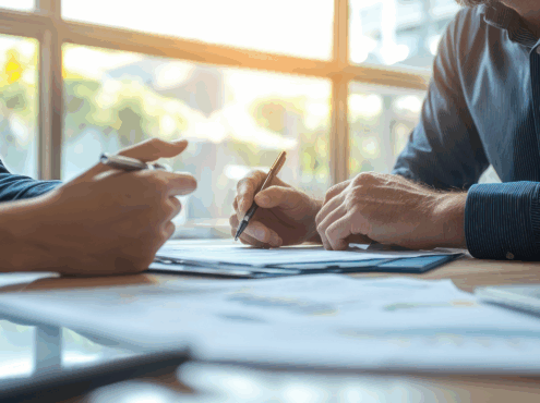 Image de deux personnes qui travaillent ensemble.