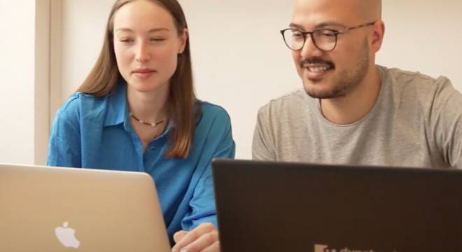 Deux personnes, une femme et un homme, devant leurs ordinateurs