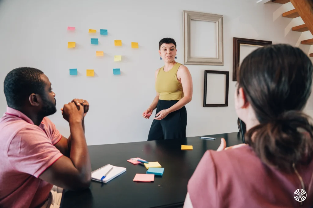 Femme en train d'animer une formation