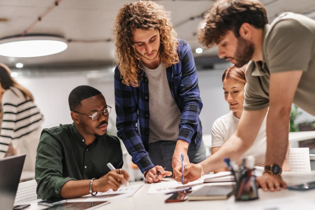 Jeunes qui travaillent en groupe