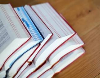 Image de livres empilés sur une table.