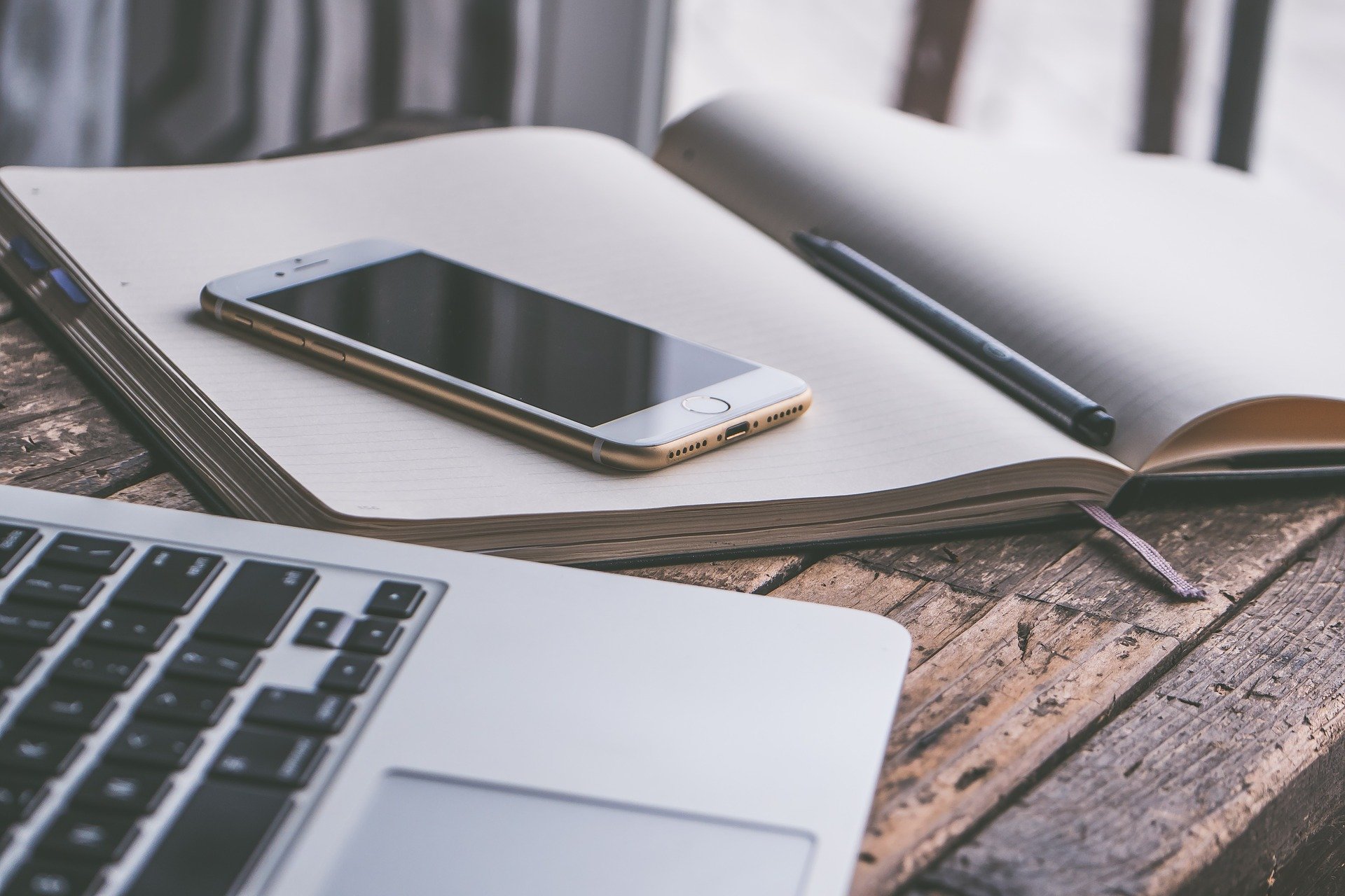 Entrepreneur handicapé, ordinateur et smartphone
