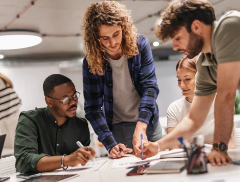 Jeunes qui travaillent en groupe