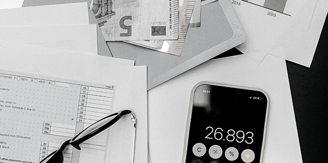 photo noir et blanc calculette et documents de travail