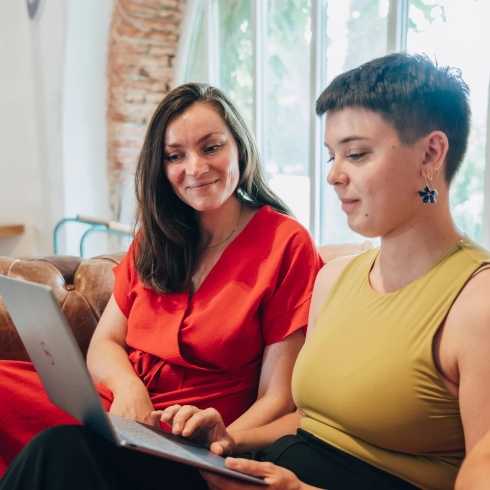 deux femmes découvrants tih-learning