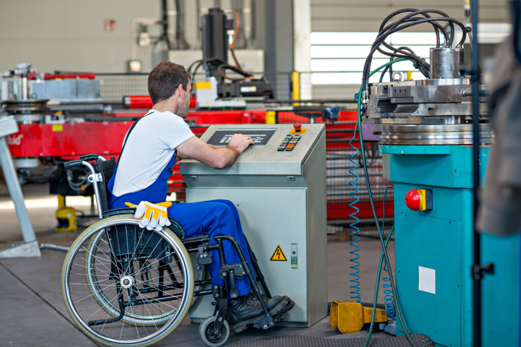 image d'une personne en fauteuil roulant pour l'article loi 3DS ESAT