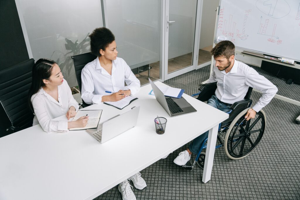 entrepreneur handicapé qui assiste à une réunion avec ses collègues